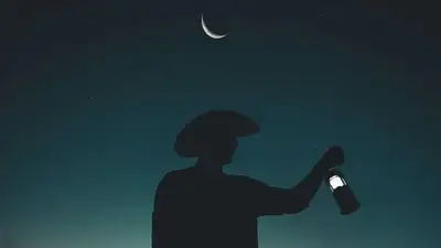 человек, фонарь, фото - Новости Zakon.kz от 20.03.2023 17:55