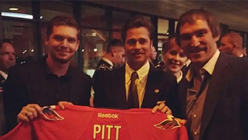 Овечкин подарил Брэду Питту свитер «Вашингтон Кэпиталз»