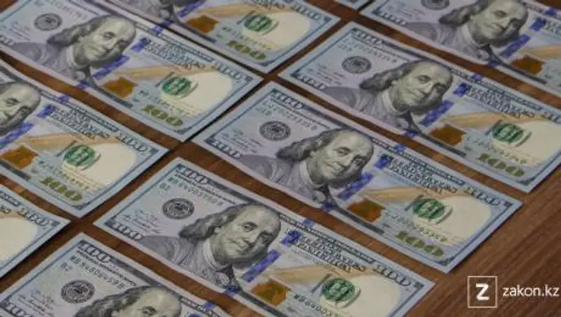 Доллар подешевел на торгах