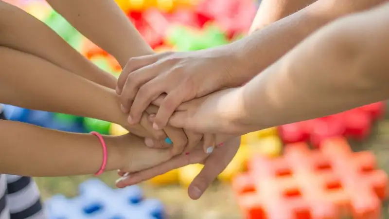 Две девочки из Кыргызстана очаровали казахстанцев