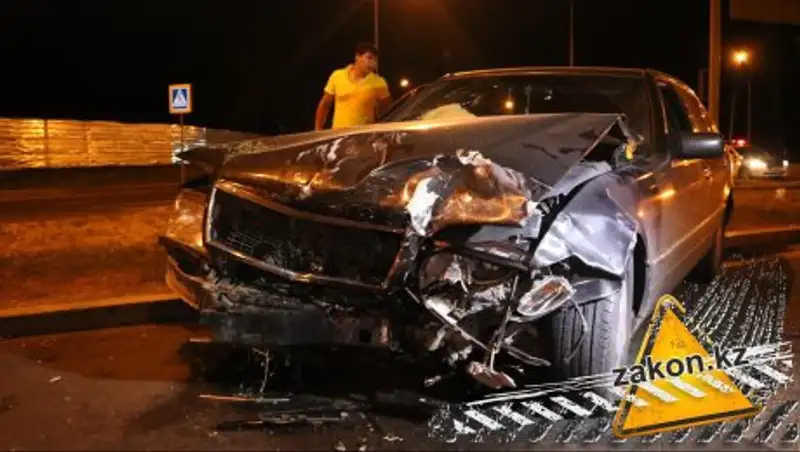 В Алматы не поделили перекресток Mercedes и Honda