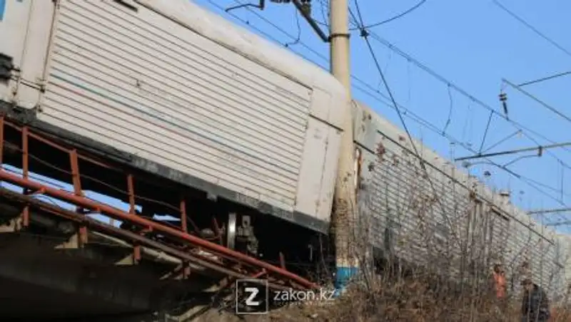 Два грузовых вагона сошли с рельсов в Боралдае