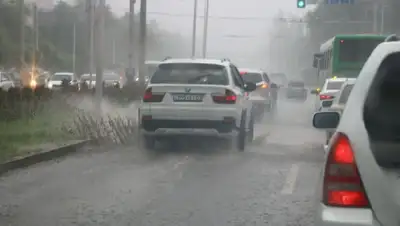 дождь, алматы, машина, фото - Новости Zakon.kz от 14.05.2022 10:24