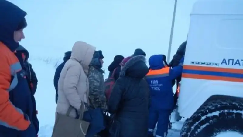 На трассах эвакуировали около 100 человек из-за поломанного транспорта и заносов