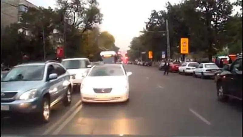 В Алматы автолюбительница обматерила водителя, не давшего ей проехать по встречной полосе