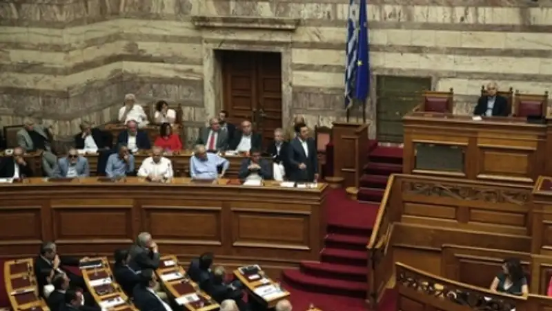 Парламент Греции одобрил необходимые для получение кредита реформы