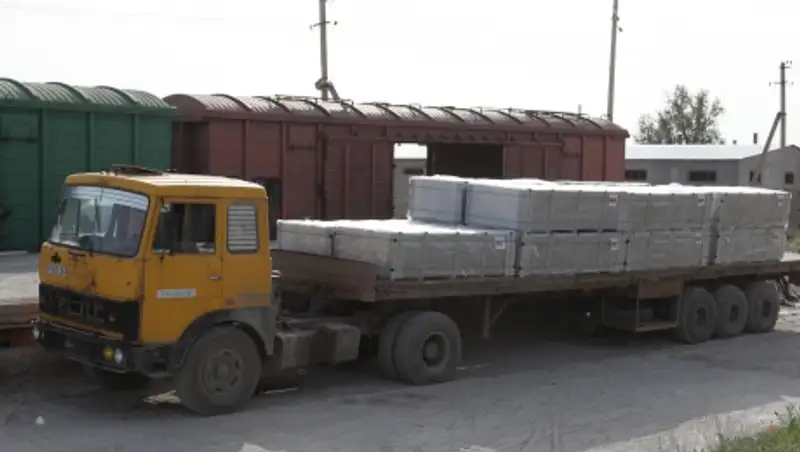 Жамбылская область отправила 10 вагонов строительных материалов в помощь карагандинцам