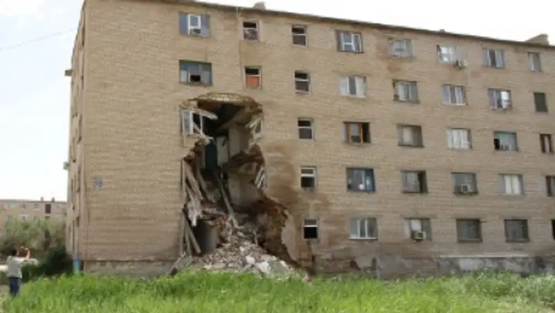 Обрушившееся общежитие в Атырау уже давно было аварийным