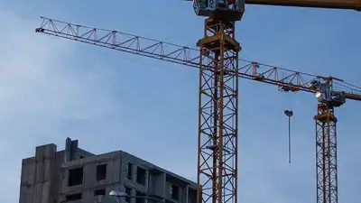 девушка спрыгнула с пятого этажа недостроенного здания, фото - Новости Zakon.kz от 28.01.2023 13:18