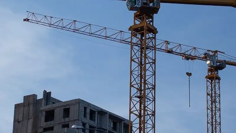 В Таразе 19-летняя девушка спрыгнула с пятого этажа