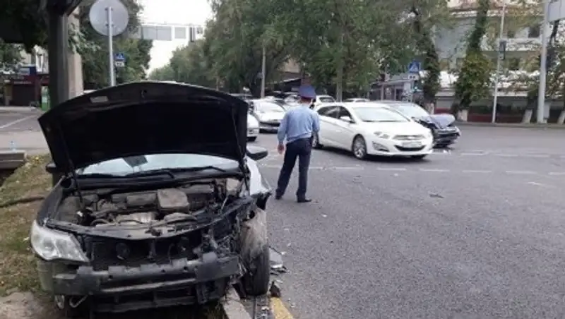 ДТП в Алматы: Шесть человек госпитализированы, трехлетний ребенок в критическом состоянии