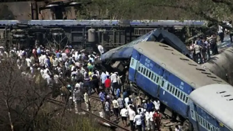 В Индии поезд сошел с рельсов, погибли более 20 человек