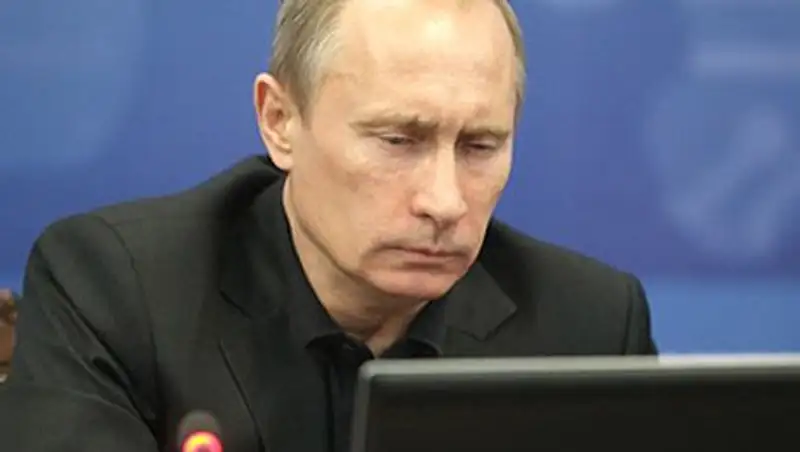 Путин призвал интернет-сообщество "вылезти из-под коряги"