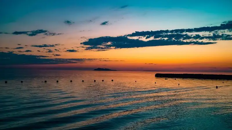 Семья с шестью детьми застряла на воде в километре от берега близ Алматы