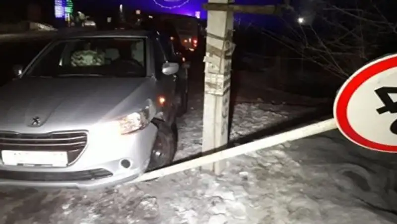Автомобиль врезался в столб и снес дорожный знак