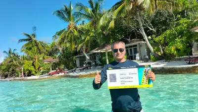 успешный игрок в бассейне Мальдивы, фото - Новости Zakon.kz от 11.08.2022 12:03