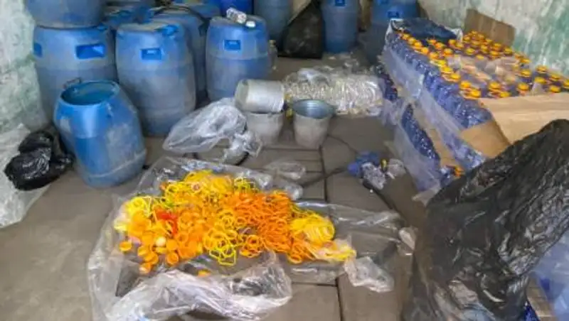 Две тонны поддельного алкоголя нашли в гараже у жительницы Усть-Каменогорска