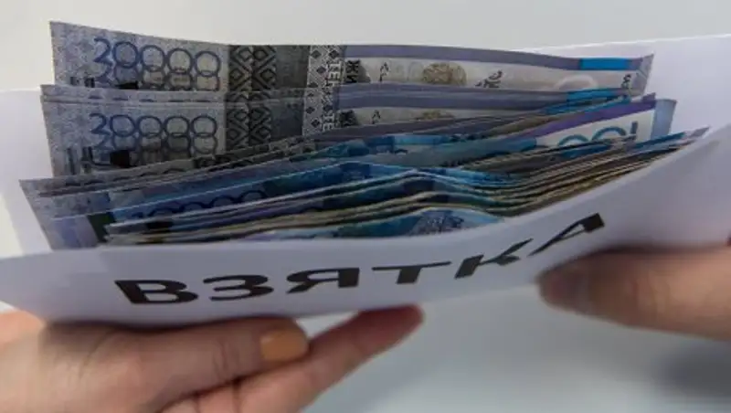 В Атырау поймали на взятке в 90 тысяч тенге следователя областного ДВД