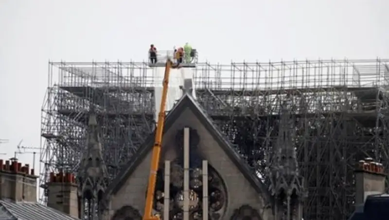 Строители начали демонтаж оплавленных строительных лесов Нотр-Дама