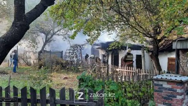 Выехали по повышенному рангу - в Алматы загорелись хозпостройки