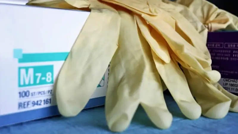 Малышева показала правильный способ ношения перчаток в период коронавируса