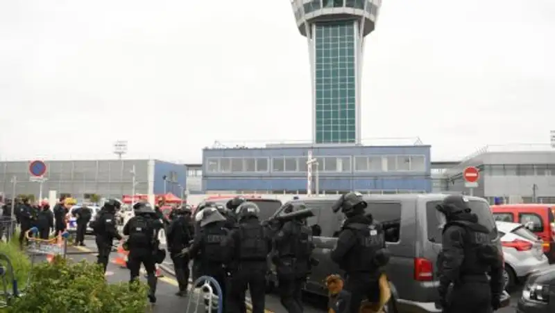 Нападение в аэропорту Орли связано со стрельбой на севере Парижа