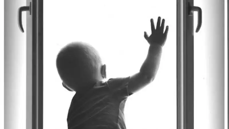 В Усть-Каменогорске двухлетний ребенок выжил после падения с четвертого этажа