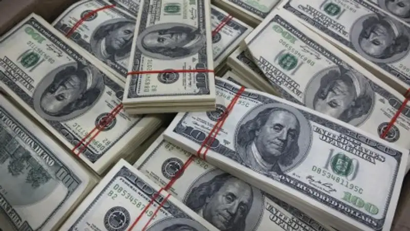 Курс доллара вырос сразу на 1,5 тенге