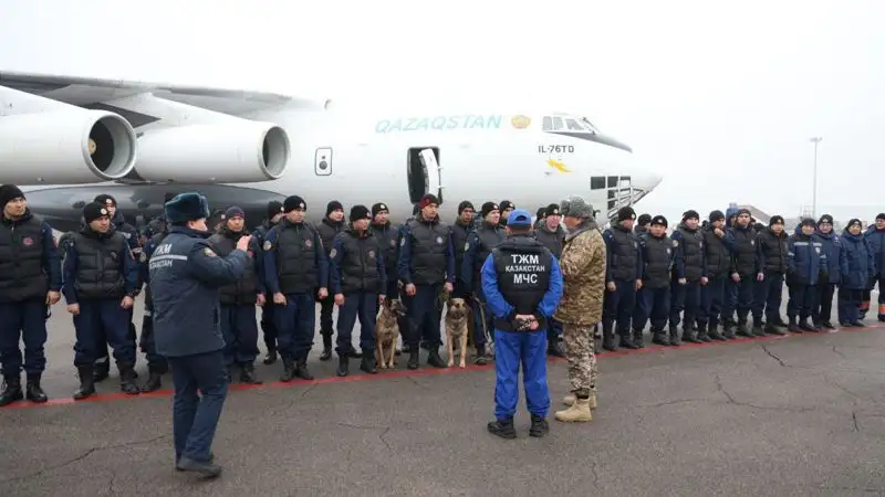 Фоторепортаж: вылет казахстанских спасателей и медиков в Турцию, фото - Новости Zakon.kz от 07.02.2023 10:01