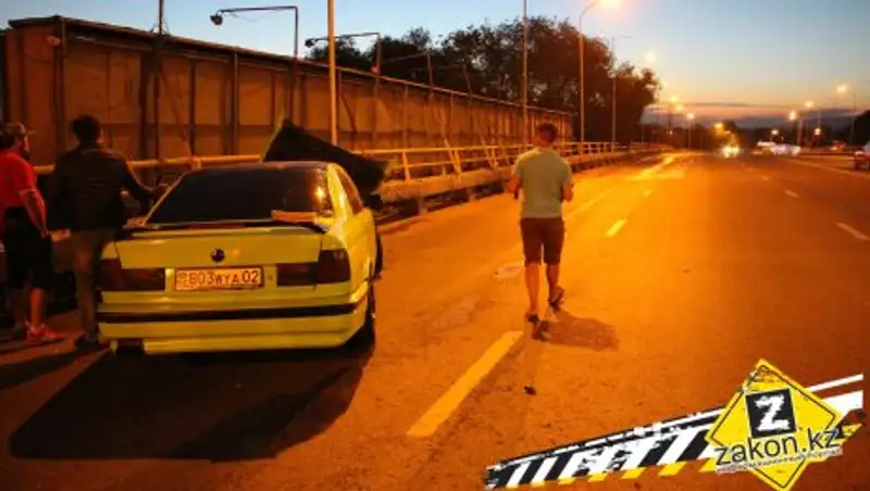 В Алматы Lada и BMW столкнулись на мосту