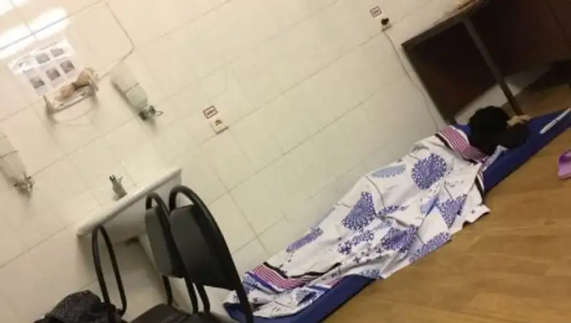 Мамы с детьми спят на полу в инфекционной больнице Актау