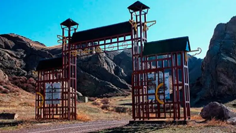 Въезд в урочище Тамгалы-Тас на реке Или сделали платным