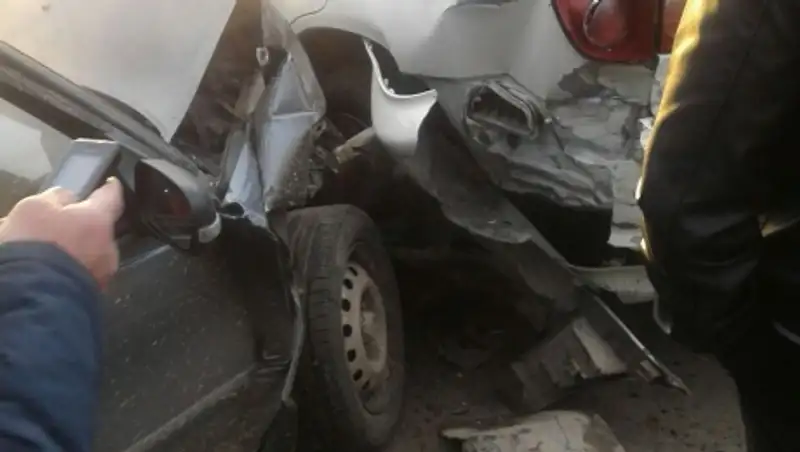 В Алматы водитель Daewoo в погоне за клиентом врезался в припаркованную машину