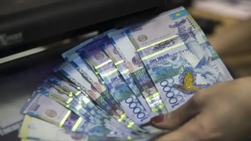 Тенге незначительно ослаб