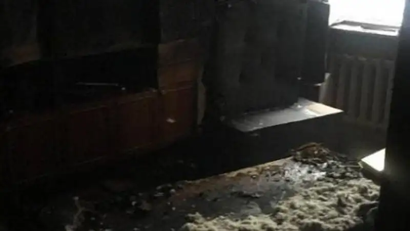 Пожарные спасли мужчину в Алматы из горящей квартиры