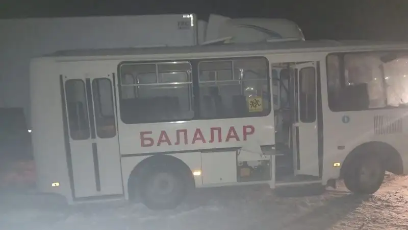 Смертельное ДТП с участием школьного автобуса и грузовика произошло в Актюбинской области, фото - Новости Zakon.kz от 29.12.2022 13:14