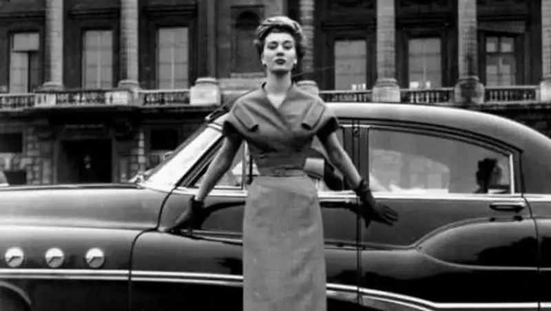 Изысканные модели 1940−1960-х годов на улицах Парижа