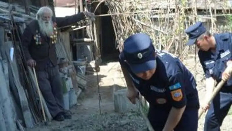 Сотрудники ВСС Кызылорды устроили субботник во дворе ветерана ВОВ