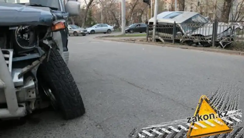 В Алматы столкнулись два Mitsubishi Pajero 