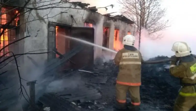 В Кокшетау горит цех