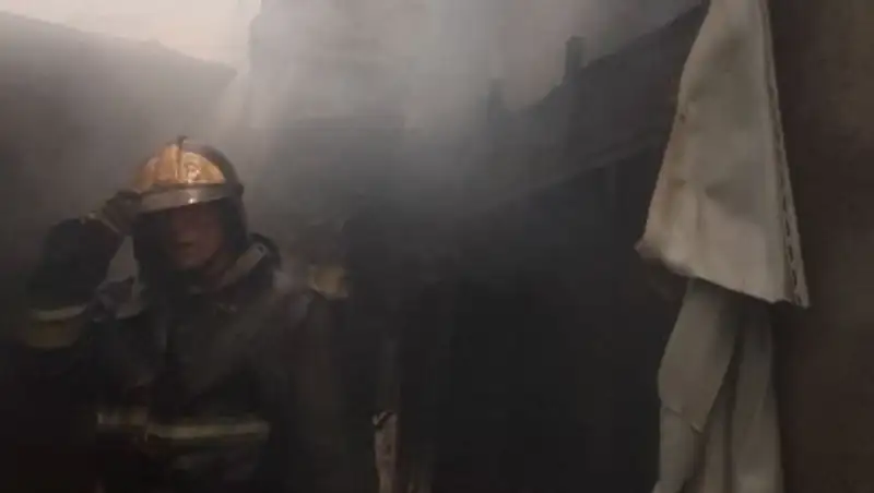 Крупный пожар произошел в частном секторе Алматы