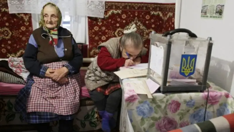 Политологи: итоги местных выборов не изменят генерального курса Киева