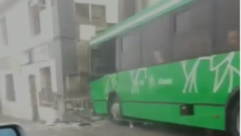 Автобус врезался в двухэтажное здание под Алматы