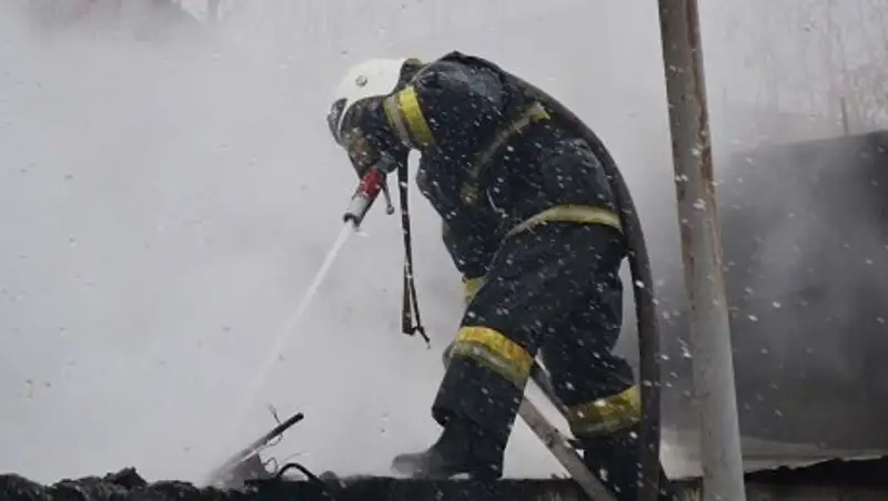 В Кокшетау при пожаре в частном доме погибли три человека