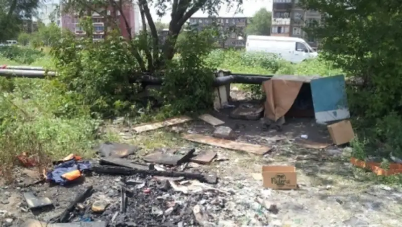 Карагандинка с ребёнком ночует под трубами