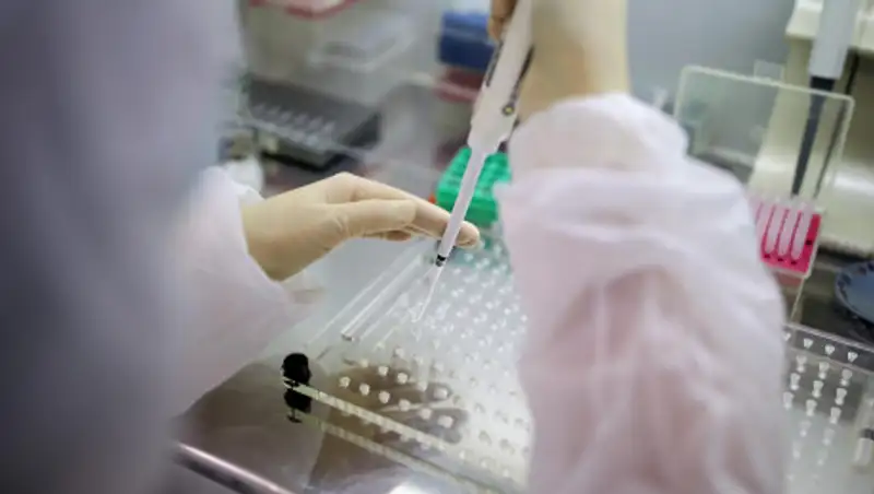 Разницу в ценах на ПЦР-тесты объяснили в Минздраве