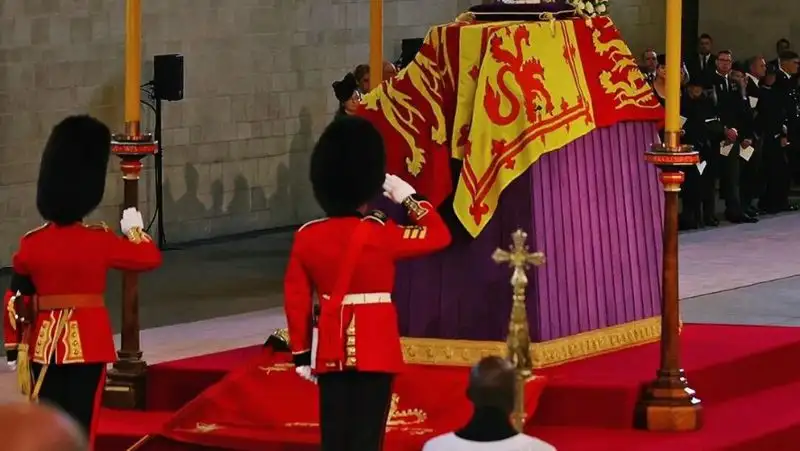 Очередь к гробу с телом Елизаветы II длится более суток