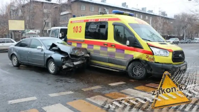 Скорая, перевозящая пациента, попала в ДТП в Алматы