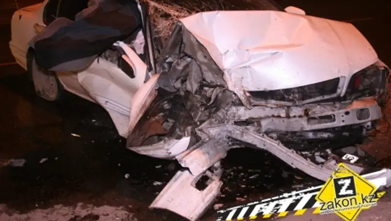 В Алматы на высокой скорости машина угодила в бетонный столб освещения