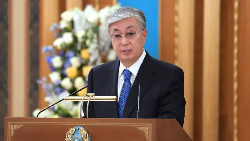 Токаев про безработицу среди молодежи: Перебиваются случайными заработками